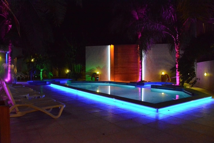 Imagen de la piscina del Hotel Emperatriz. Foto 8