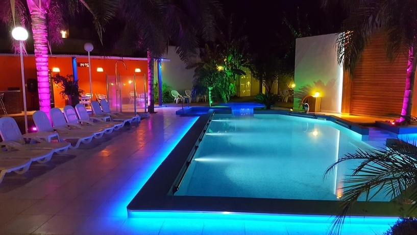 Imagen de la piscina del Hotel Emperatriz. Foto 12