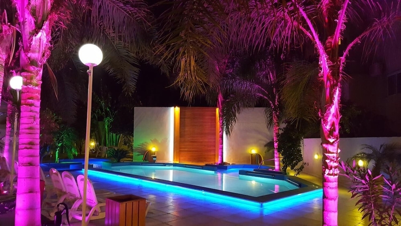 Imagen de la piscina del Hotel Emperatriz. Foto 13