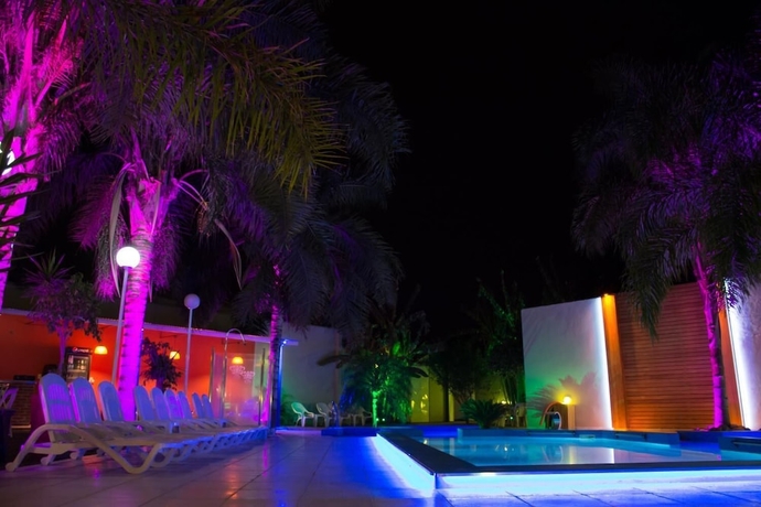 Imagen de la piscina del Hotel Emperatriz. Foto 15