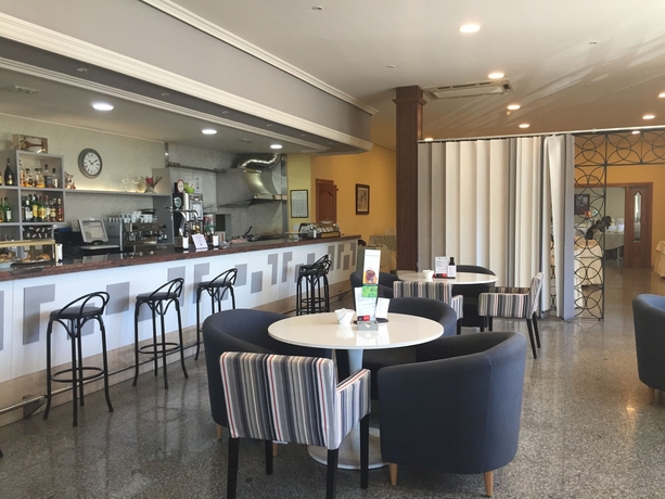 Imagen del bar/restaurante del Hotel Emperatriz III. Foto 4