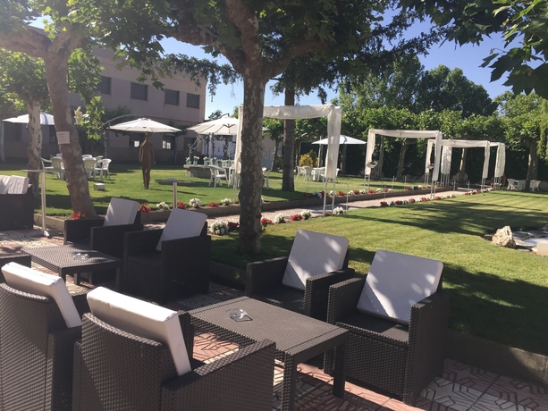 Imagen de los exteriores del Hotel Emperatriz III. Foto 8