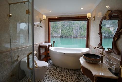 Imagen de la habitación del Hotel Emperor Cruise Ha Long. Foto 8