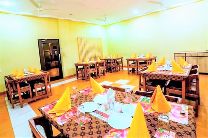 Imagen del bar/restaurante del Hotel Empire Gandhidham. Foto 2