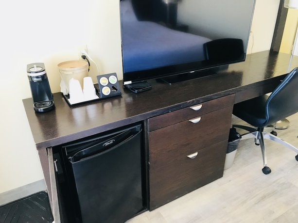 Imagen de la habitación del Hotel Empire Inn And Suites. Foto 17