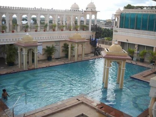 Imagen de la piscina del Hotel Empires Bhubaneswar. Foto 32