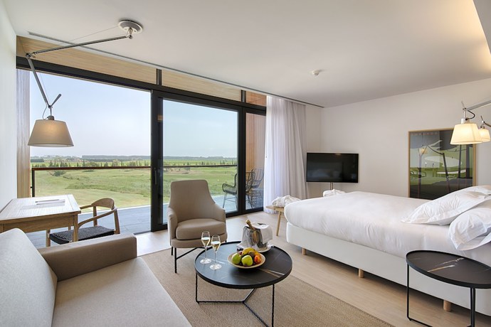 Imagen de la habitación del Hotel Empordà Golf Resort. Foto 15