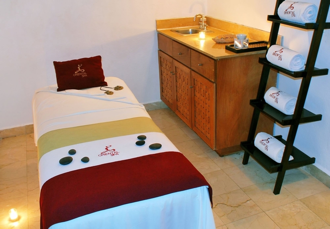 Imagen de la piscina del Hotel Emporio Acapulco. Foto 8