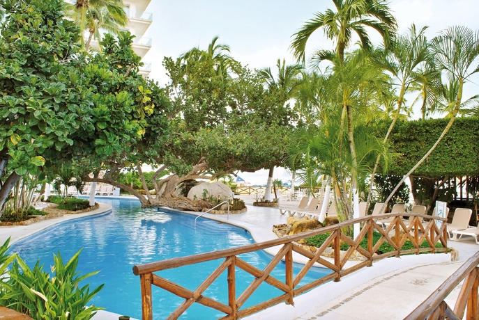 Imagen de los exteriores del Hotel Emporio Acapulco. Foto 6