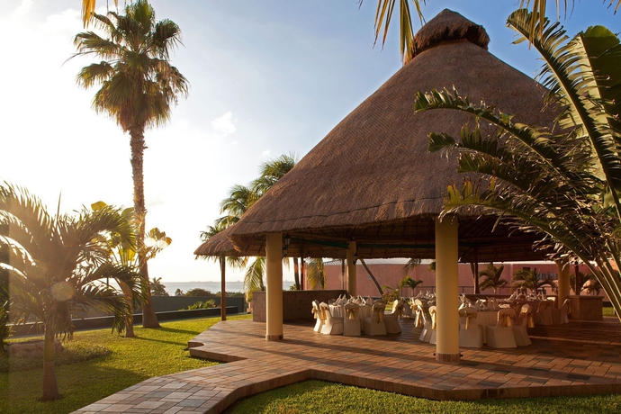 Imagen de los exteriores del Hotel Emporio Cancun. Foto 9