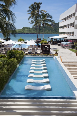 Imagen de la piscina del Hotel Emporio Mazatlan. Foto 13