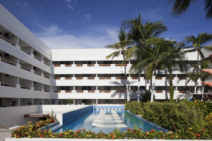 Imagen de la piscina del Hotel Emporio Mazatlan. Foto 14