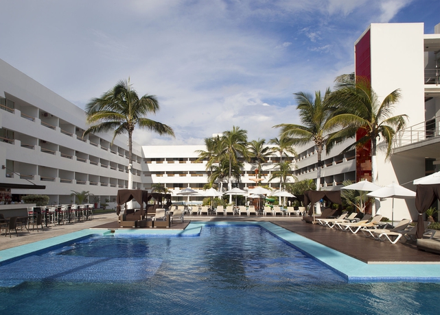 Imagen de la piscina del Hotel Emporio Mazatlan. Foto 16