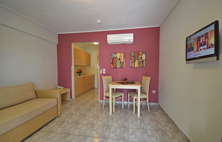 Imagen de la habitación del Hotel Emporios Bay. Foto 7