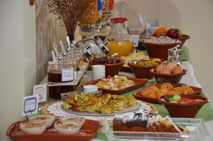 Imagen del bar/restaurante del Hotel Emporios Bay. Foto 2