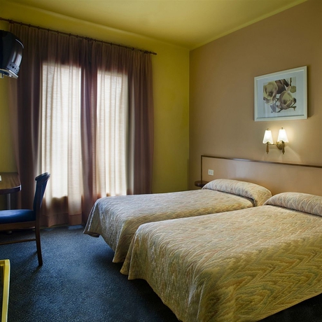 Imagen de la habitación del Hotel Emporium, Ampuriabrava. Foto 2