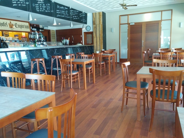 Imagen del bar/restaurante del Hotel Emporium, Ampuriabrava. Foto 1