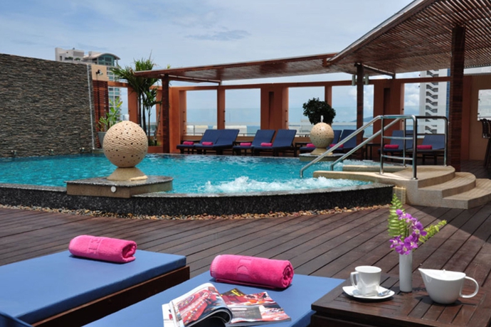 Imagen de la piscina del Hotel Empress Pattaya. Foto 13