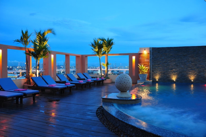 Imagen de la piscina del Hotel Empress Pattaya. Foto 14