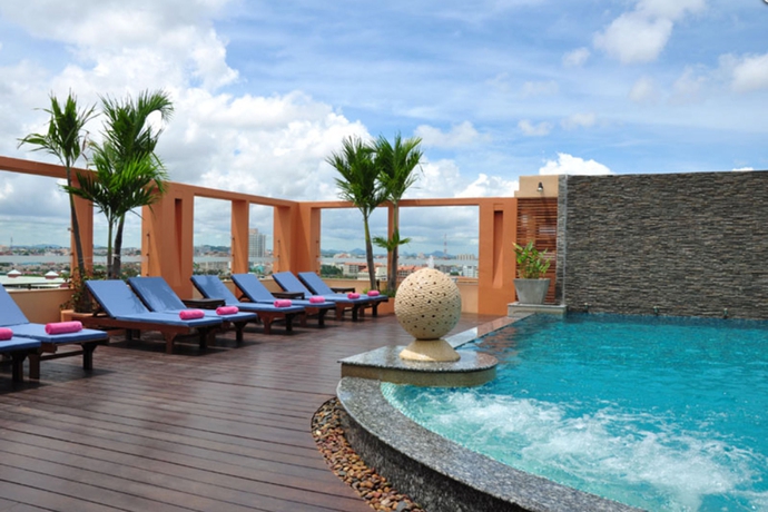 Imagen de la piscina del Hotel Empress Pattaya. Foto 15