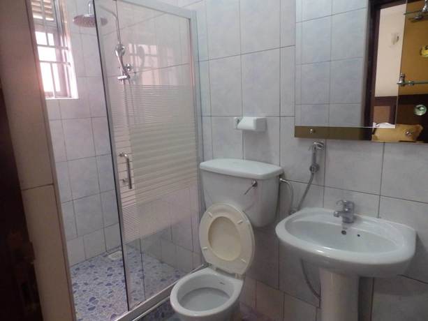 Imagen de la habitación del Hotel Emra. Foto 7