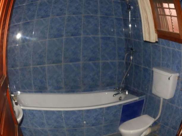 Imagen de la habitación del Hotel Emra. Foto 10