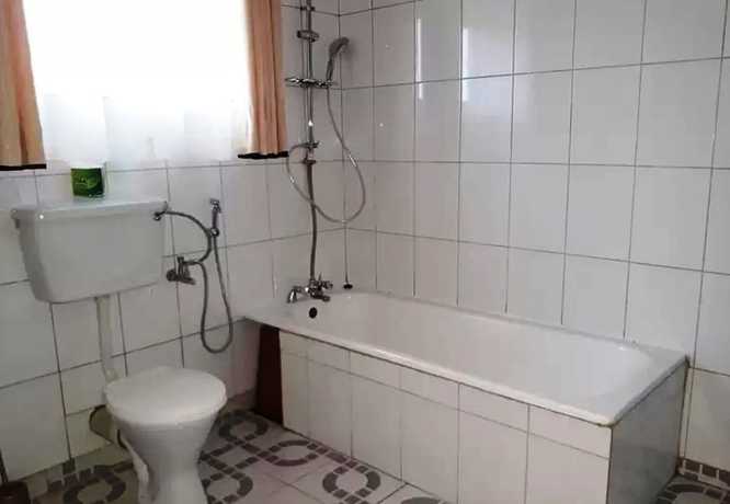 Imagen de la habitación del Hotel Emra. Foto 12