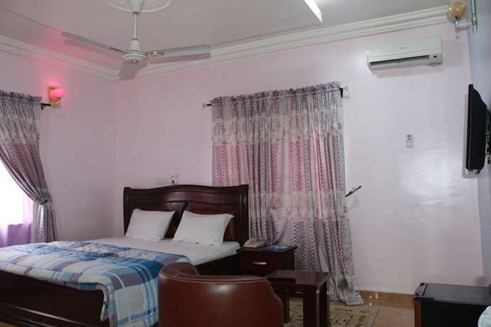 Imagen de la habitación del Hotel Emrosys. Foto 14