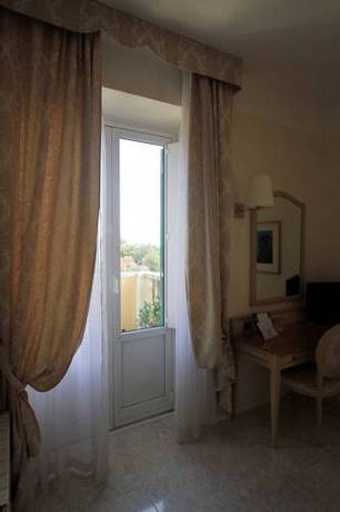 Imagen de la habitación del Hotel Ena. Foto 4