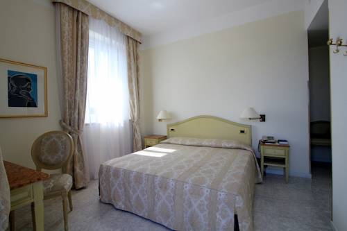 Imagen de la habitación del Hotel Ena. Foto 6