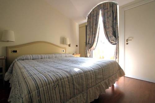 Imagen de la habitación del Hotel Ena. Foto 8
