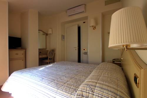 Imagen de la habitación del Hotel Ena. Foto 9