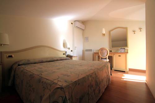Imagen de la habitación del Hotel Ena. Foto 10