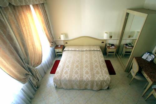 Imagen de la habitación del Hotel Ena. Foto 12