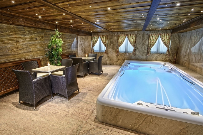 Imagen de la piscina del Hotel Enci&aacute;n, Hanesy. Foto 17