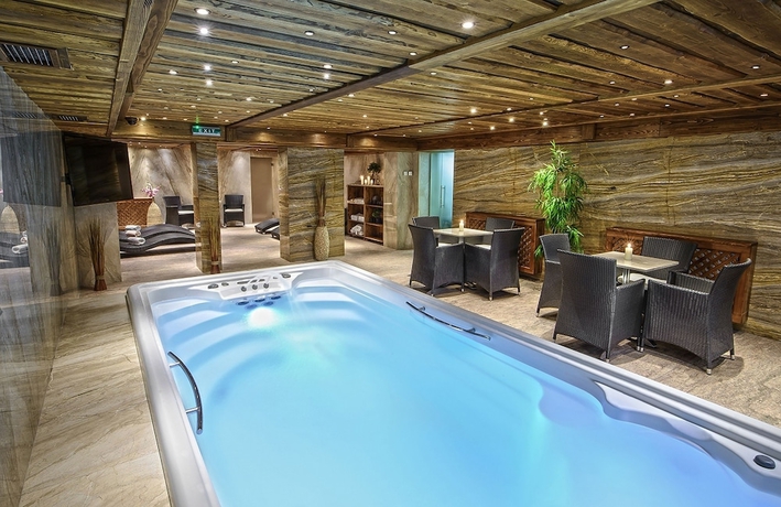 Imagen de la piscina del Hotel Enci&aacute;n, Hanesy. Foto 18