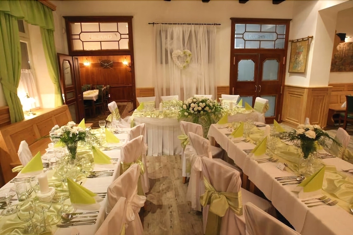 Imagen del bar/restaurante del Hotel Enci&aacute;n, Rajeck&eacute; Teplice. Foto 2