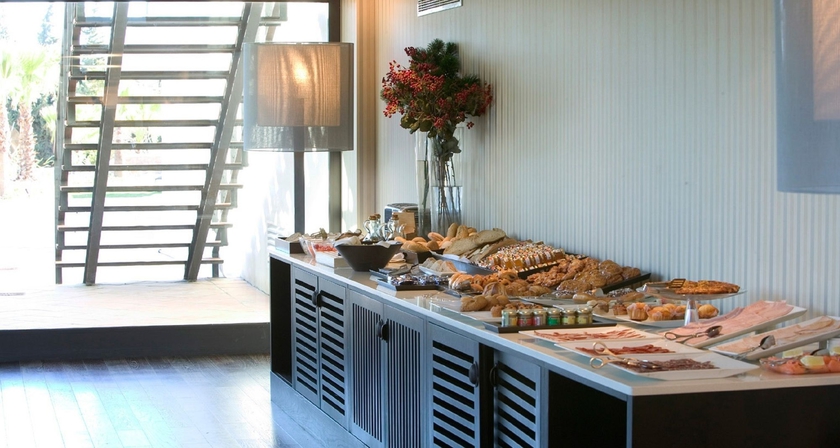 Imagen del bar/restaurante del Hotel Encinar De Sotogrande. Foto 3