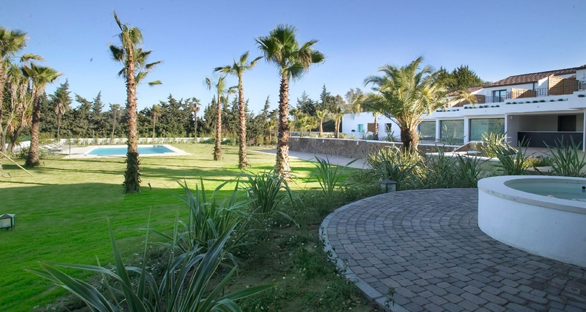 Imagen de los exteriores del Hotel Encinar De Sotogrande. Foto 11