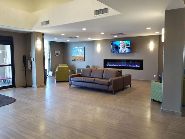 Imagen de los interiores del Hotel Encore Suites By Service Plus Inns. Foto 18