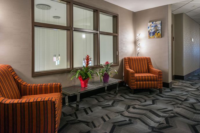 Imagen de los interiores del Hotel Encore Suites By Service Plus Inns. Foto 19