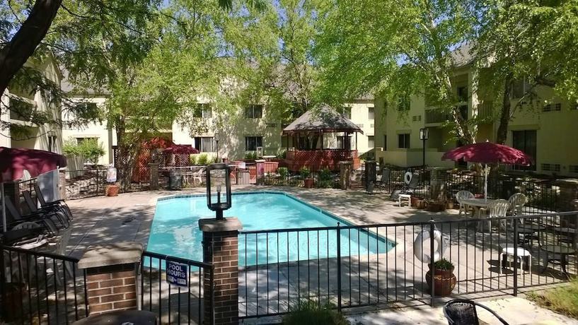 Imagen de la piscina del Hotel Endeavor Inn & Suites, Trademark Collection by Wyndham. Foto 19
