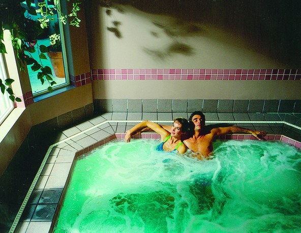 Imagen de la piscina del Hotel Endeavor Inn & Suites, Trademark Collection by Wyndham. Foto 20