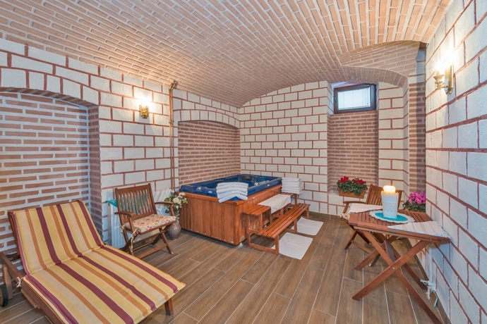 Imagen de la piscina del Hotel Enderun. Foto 16