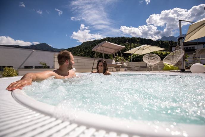 Imagen de la piscina del Hotel Energy. Foto 17