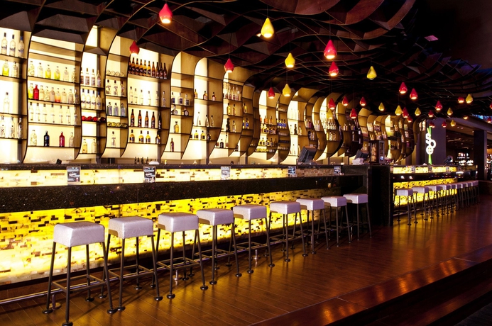 Imagen del bar/restaurante del Hotel Enjoy Santiago - Del Valle. Foto 2