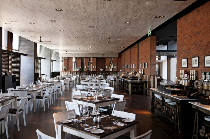 Imagen del bar/restaurante del Hotel Enjoy Santiago - Del Valle. Foto 5