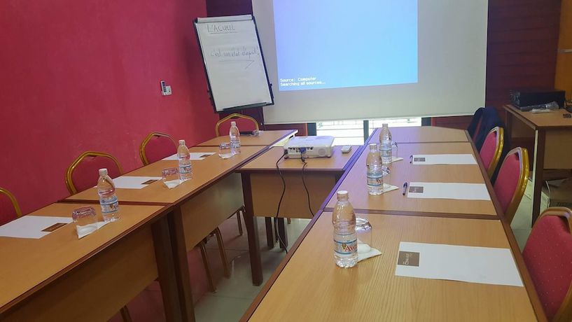 Imagen de los interiores del Hotel Enka Flathotel. Foto 20