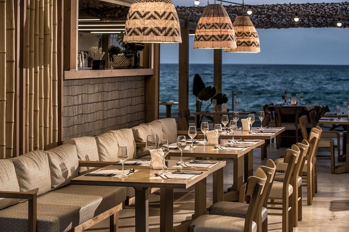 Imagen del bar/restaurante del Hotel Enorme Maya Beach - Adults Only. Foto 6