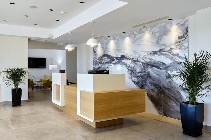 Imagen de los interiores del Hotel Enorme Santanna Beach. Foto 19